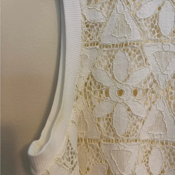 Deletta Lace Sleeveless Top - Picture 4 of 8